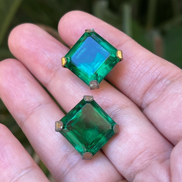 Vintage Jewelry - 1950s emerald cut glass screw on gold tone earrings